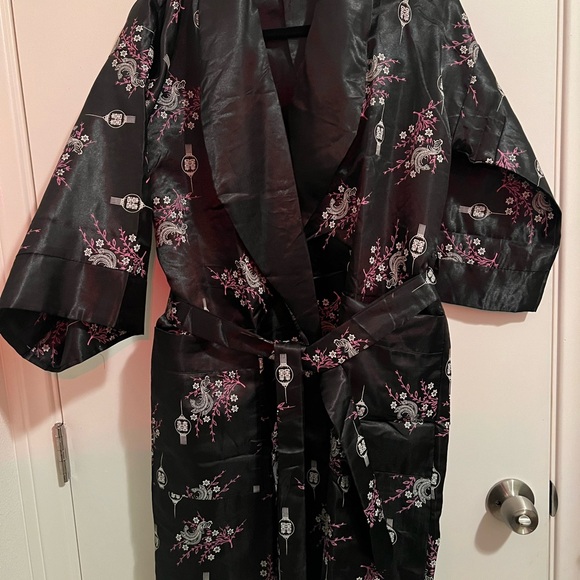 Reversible Silk Robe - Picture 3 of 9